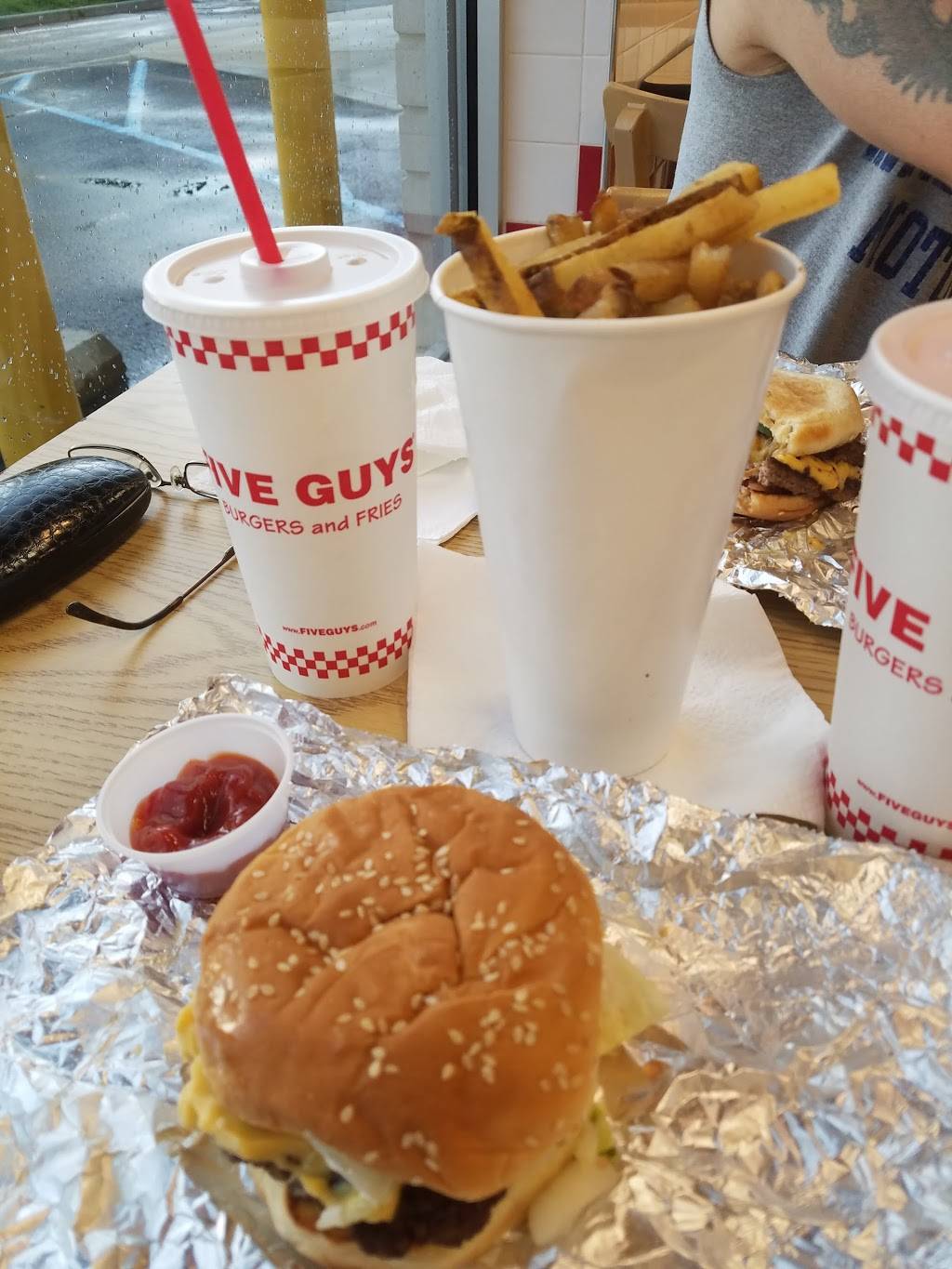 Five Guys | meal takeaway | 75 Reaville Ave, Flemington, NJ 08822, USA | 9082370783 OR +1 908-237-0783