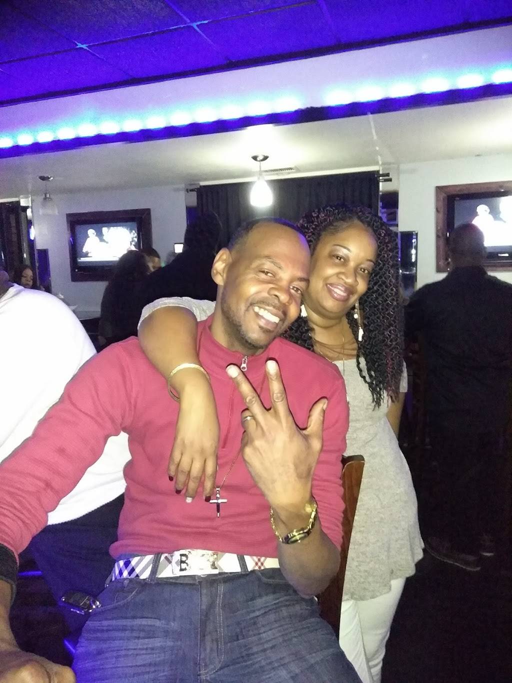 Lavue Bar & Grill | restaurant | 707 S Halsted St, Chicago Heights, IL 60411, USA | 7087550024 OR +1 708-755-0024