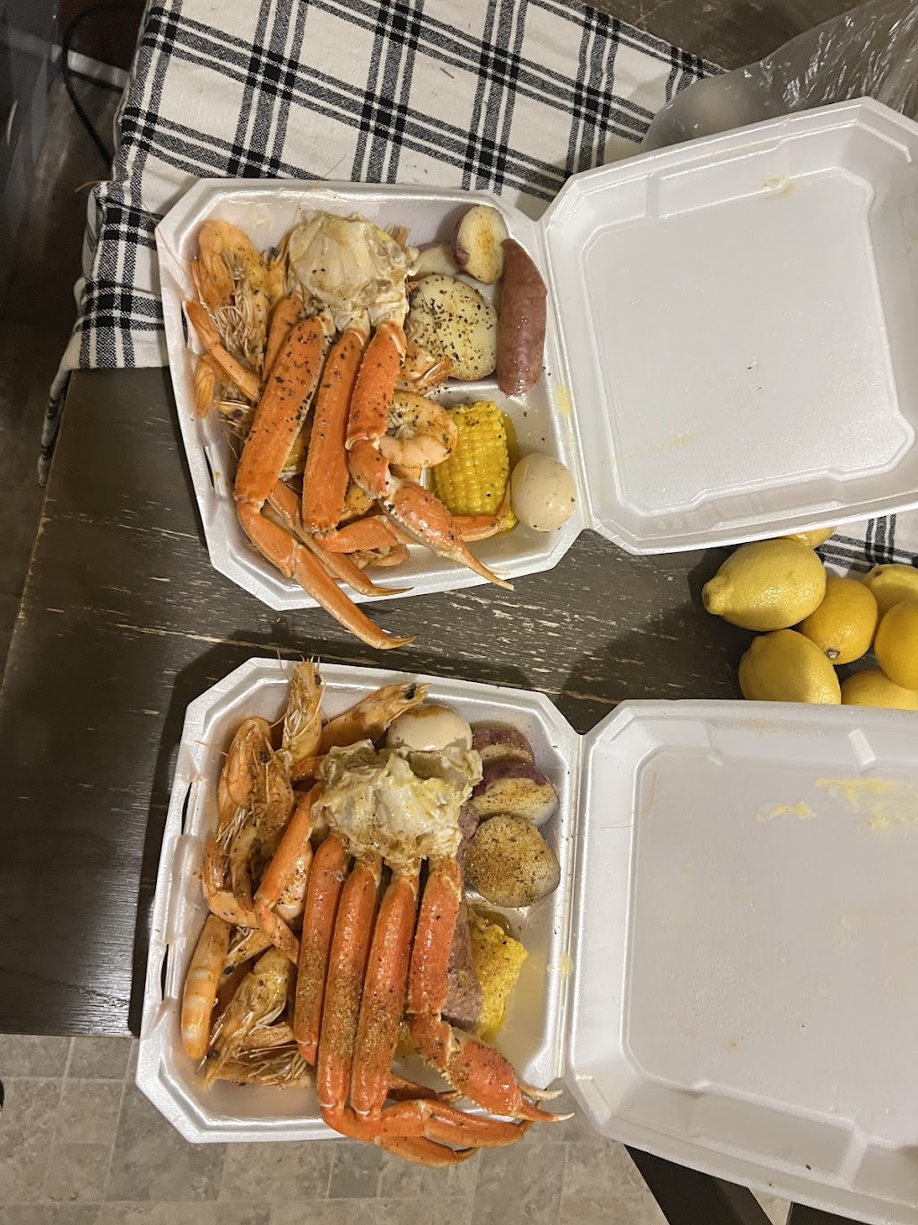 P & T Seafood | restaurant | 1318 Dauphin Island Pkwy, Mobile, AL 36605, USA | 2513449172 OR +1 251-344-9172