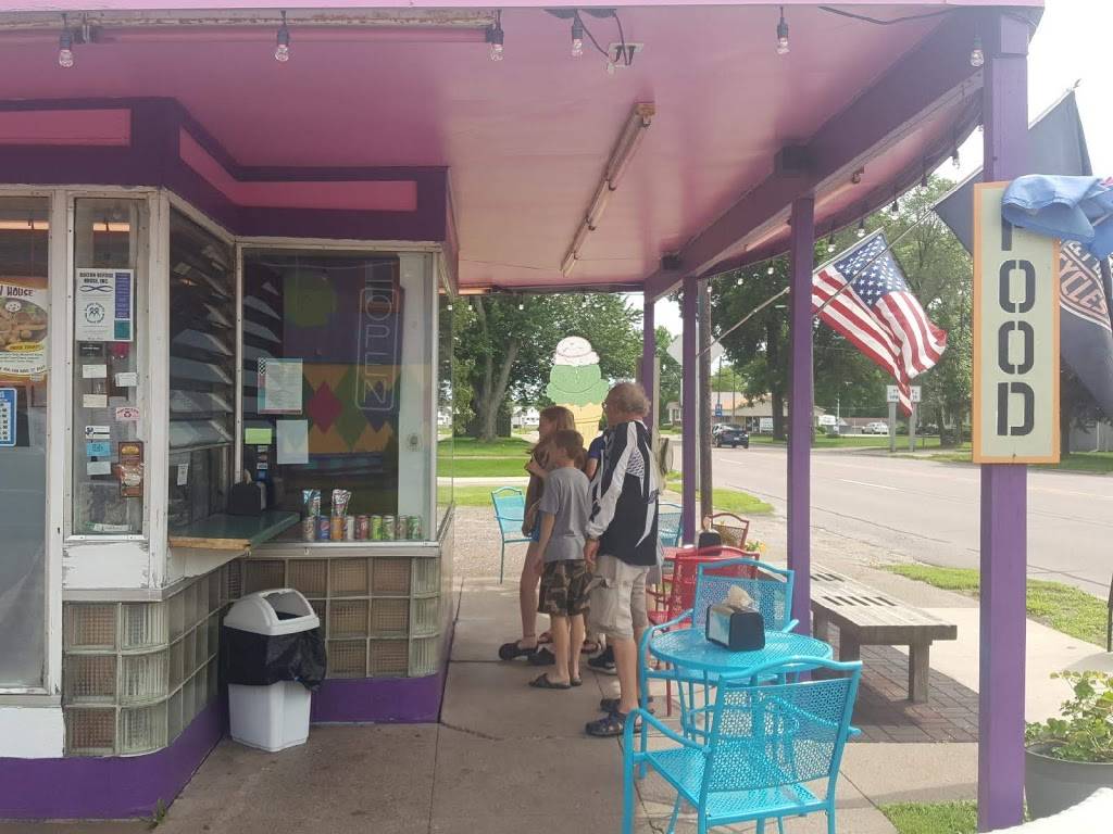 Tastee Treet | restaurant | 433 N Water St, Black River Falls, WI 54615, USA | 7152843004 OR +1 715-284-3004