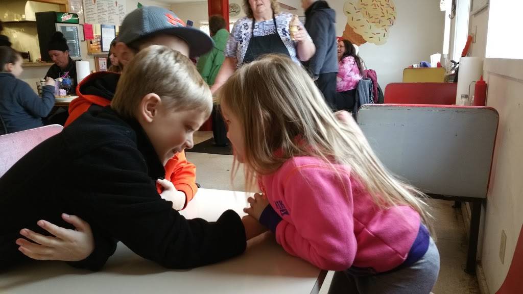 Treats N Eats | restaurant | 21 Union St, Sidney, NY 13838, USA | 6075631022 OR +1 607-563-1022