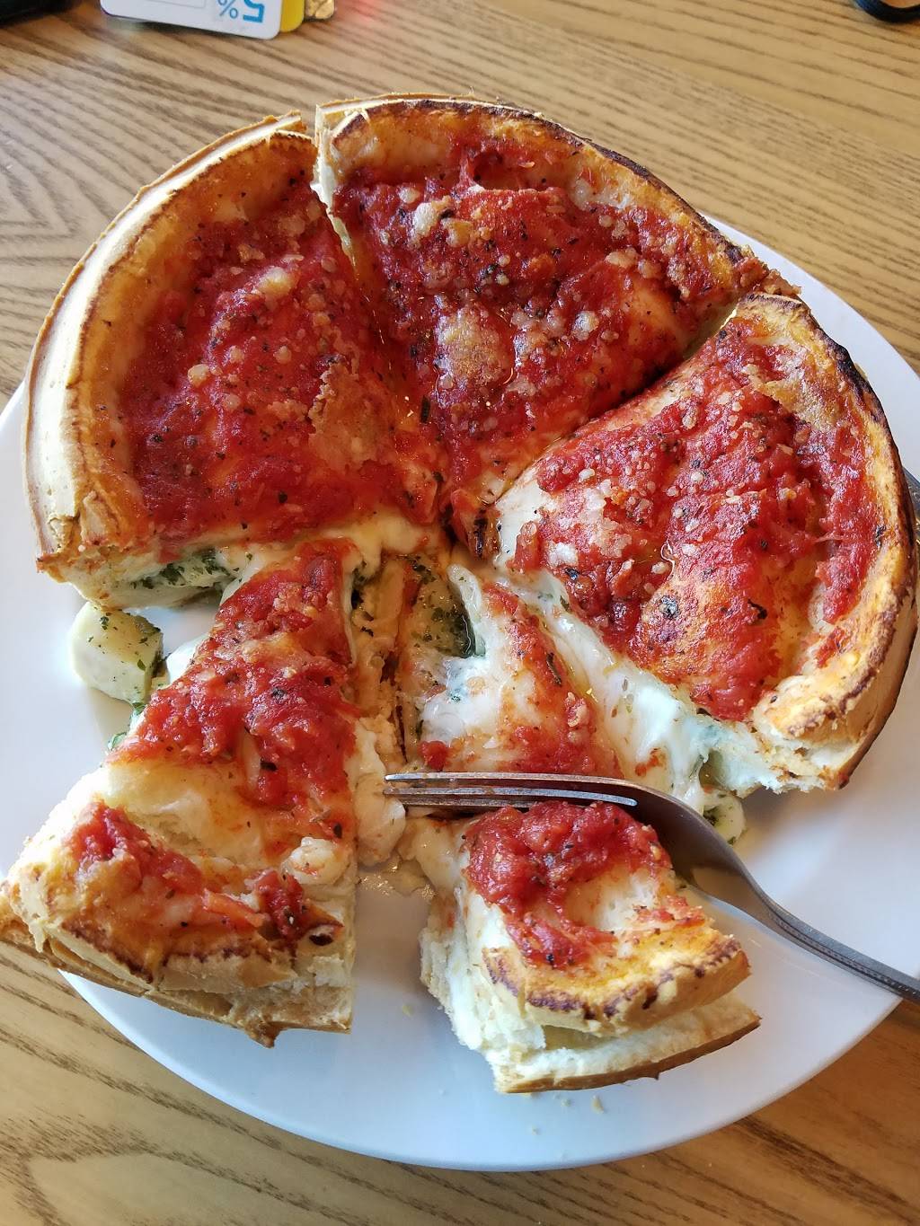 Giordanos | restaurant | 2010 W Montrose Ave, Chicago, IL 60618, USA | 7732754600 OR +1 773-275-4600