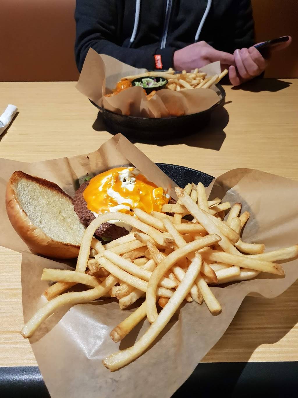 Buffalo Wild Wings | restaurant | 3625 Central Expy Suite 100, Plano, TX 75023, USA | 4694679464 OR +1 469-467-9464