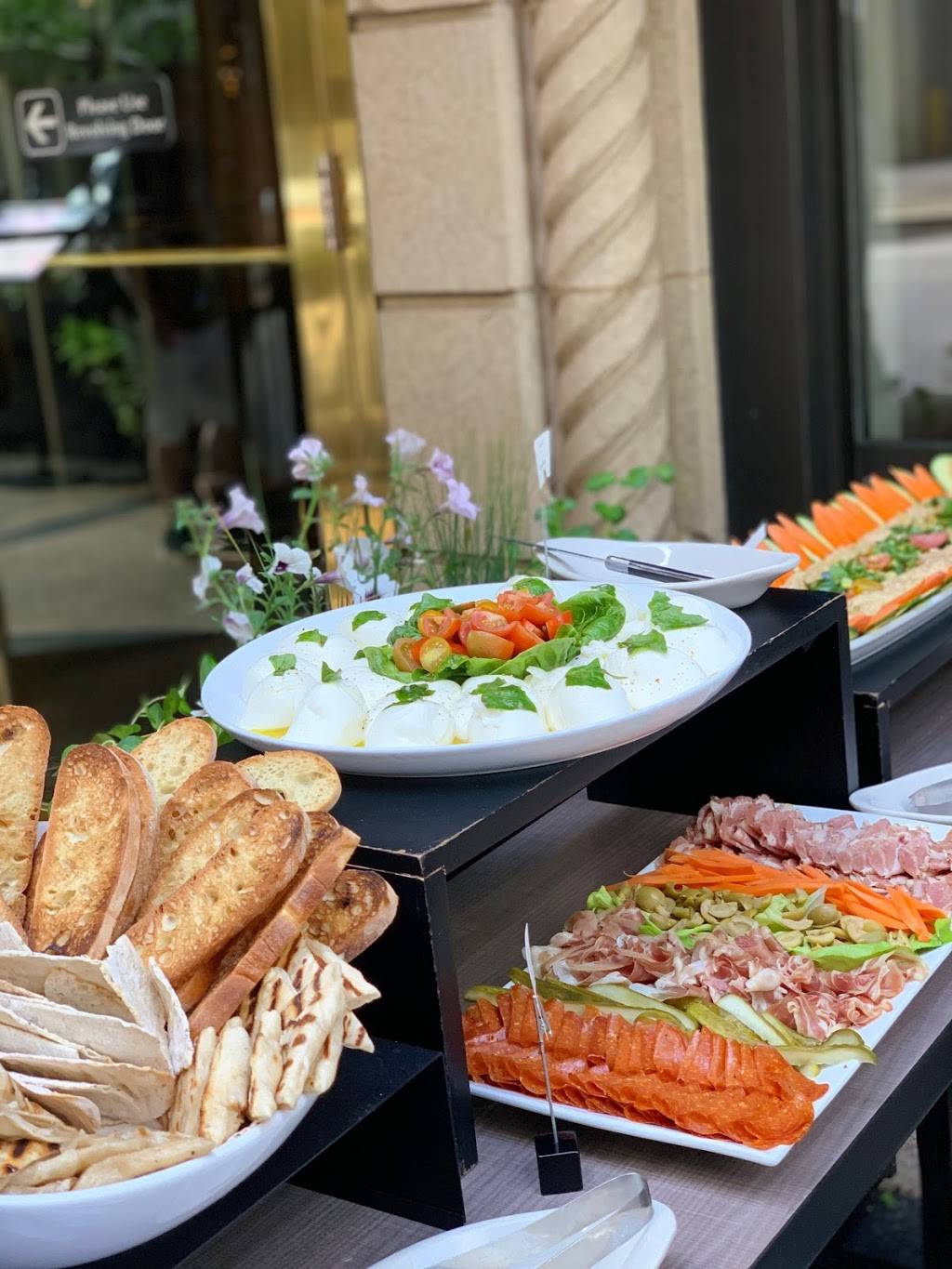 20 East | restaurant | 20 E Delaware Pl, Chicago, IL 60611, USA | 3123973633 OR +1 312-397-3633