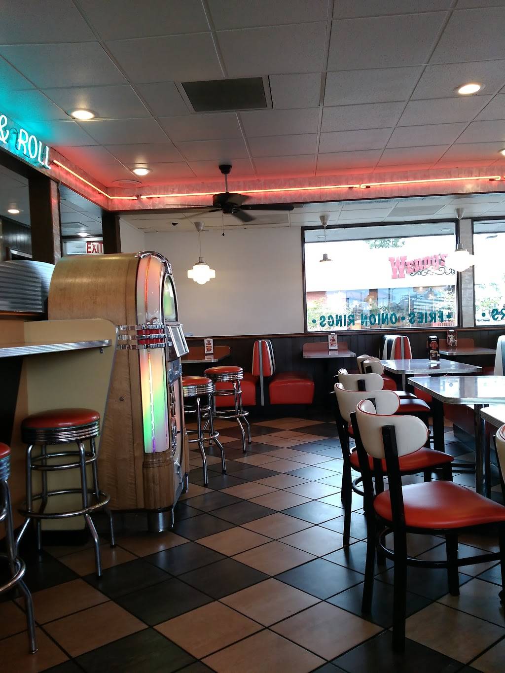 A&W Restaurant | restaurant | 2611 S Mooney Blvd, Visalia, CA 93277, USA | 5597334445 OR +1 559-733-4445