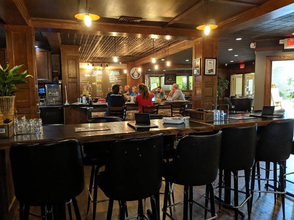 DeLuca’s Pizza Pub | restaurant | 3700 Massillon Rd Suite 220, Uniontown, OH 44685, USA | 2342940640 OR +1 234-294-0640