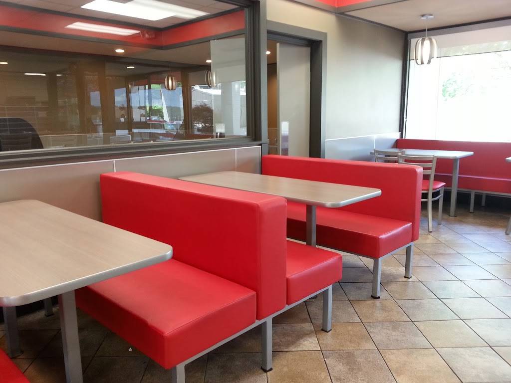 Hardees | restaurant | 300 US-50, Union, MO 63084, USA | 6365838330 OR +1 636-583-8330