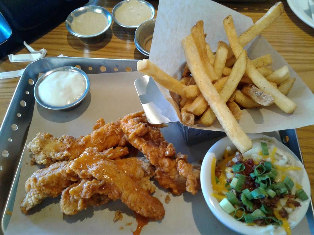 Chilis Grill & Bar | meal takeaway | 151 River Rd, Lisbon, CT 06351, USA | 8603765862 OR +1 860-376-5862