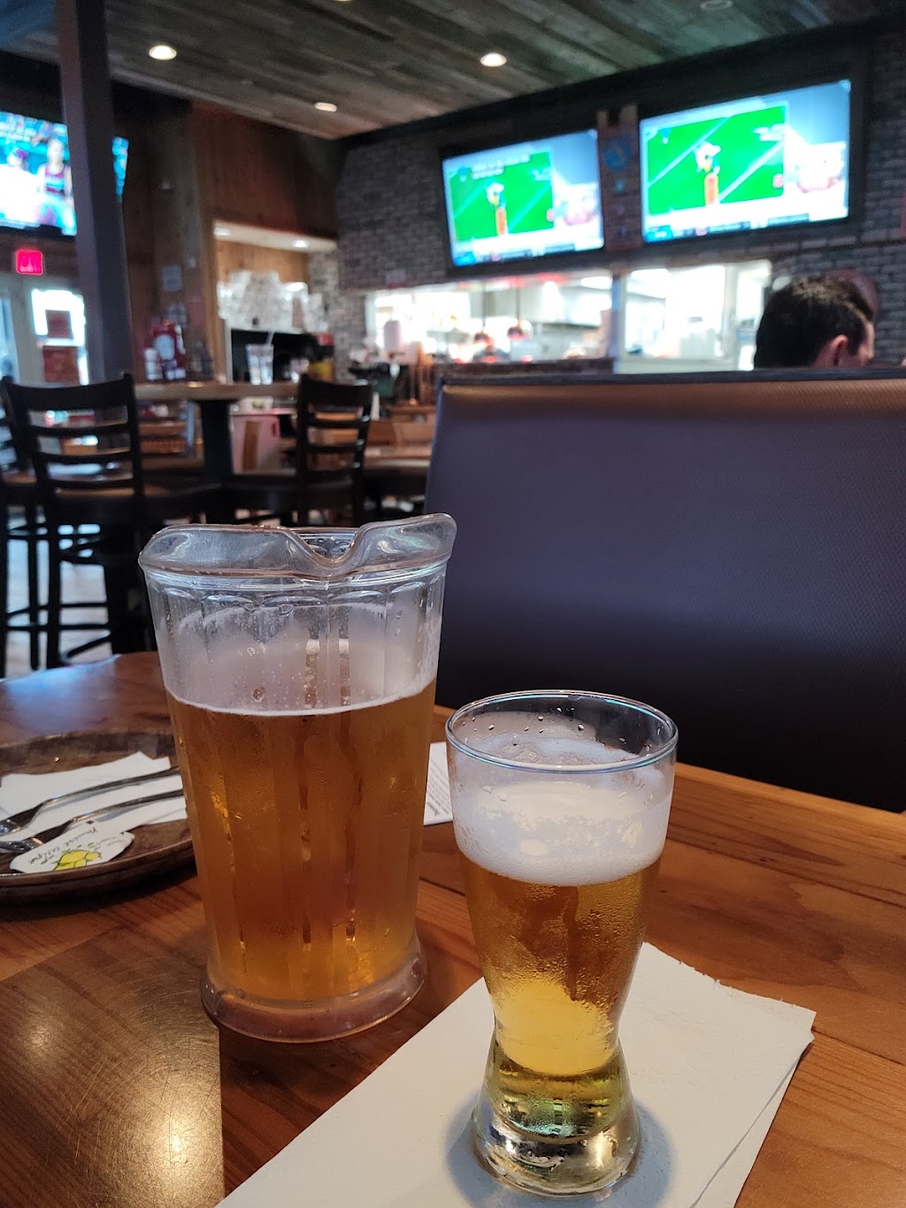 Hooters | restaurant | 680 W 49th St, Hialeah, FL 33012, USA | 3057225546 OR +1 305-722-5546