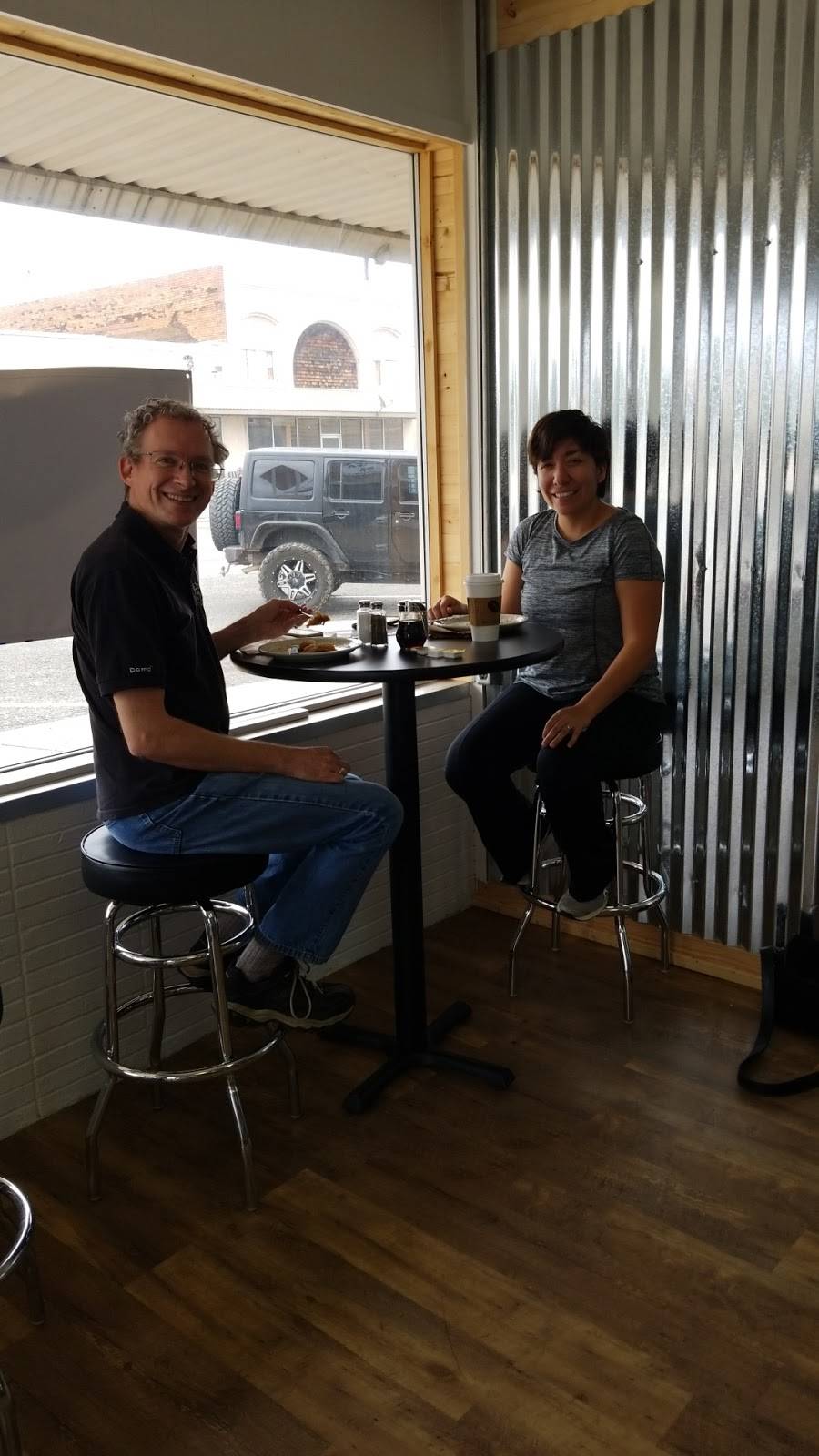 Oakleaf Bakery & Diner | restaurant | 239 N Main St, Rockdale, TX 76567, USA | 5125435070 OR +1 512-543-5070