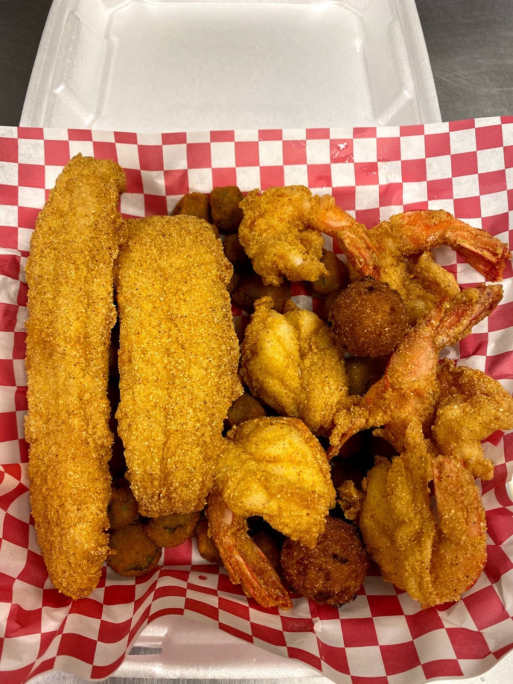 Happy tails seafood | restaurant | 4880 Lakeland Dr, Mobile, AL 36619, USA | 2514089839 OR +1 251-408-9839