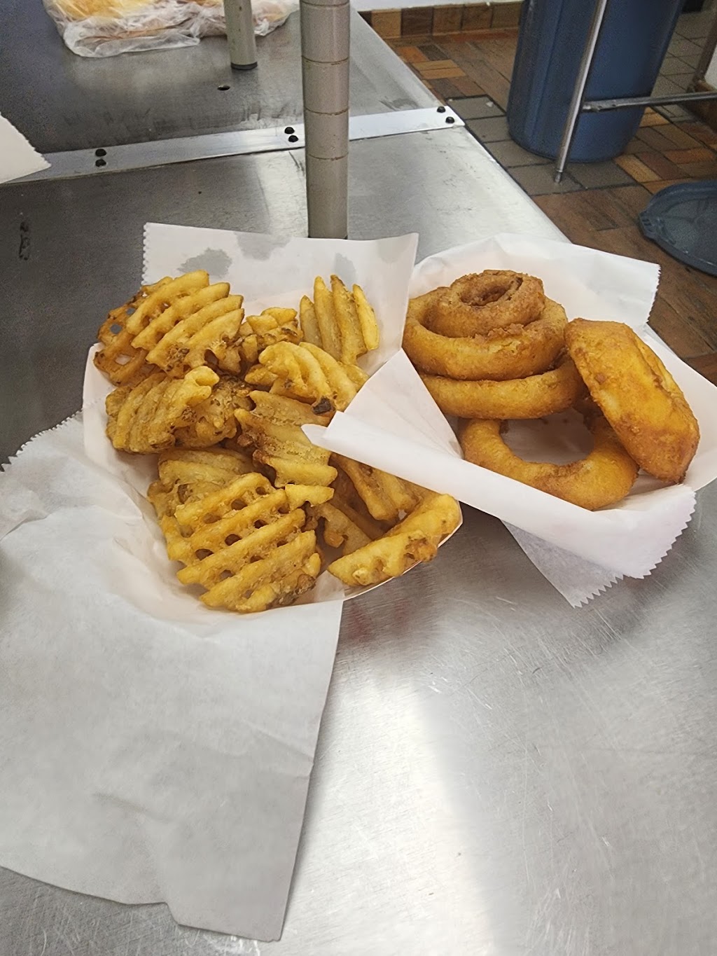 Chicken Hut | meal takeaway | 201 3rd St, Dravosburg, PA 15034, USA | 4123854600 OR +1 412-385-4600