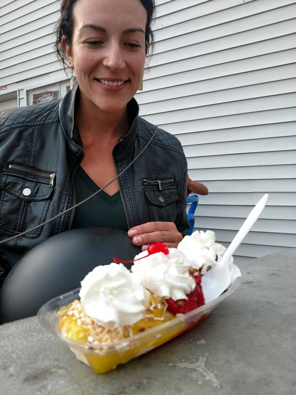 Sugar Bear | restaurant | 101 W Michigan Ave, Paw Paw, MI 49079, USA | 2696574841 OR +1 269-657-4841