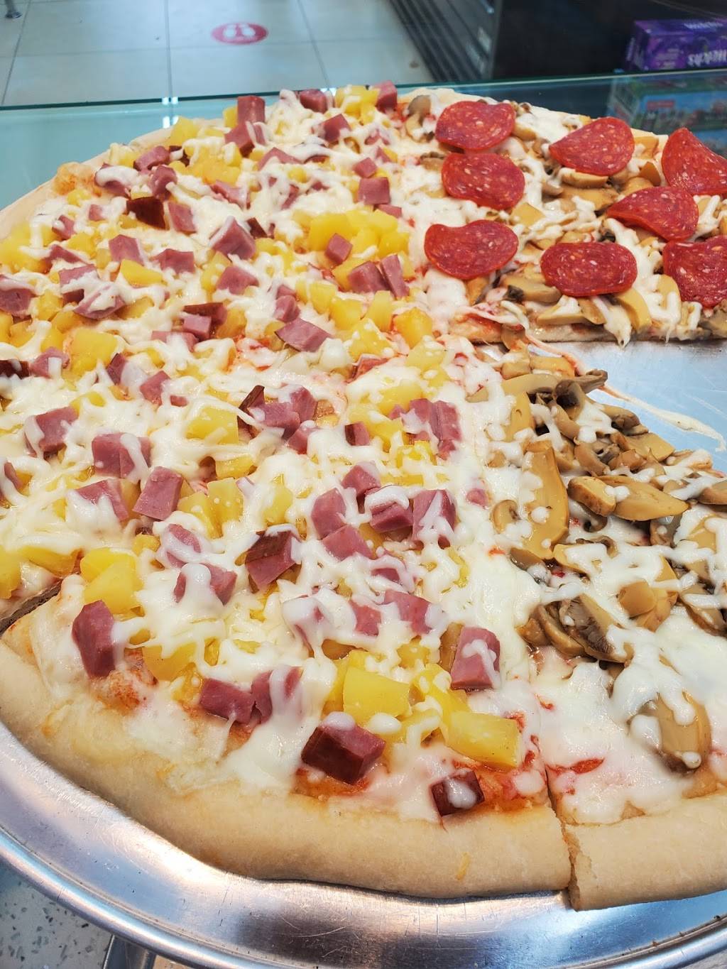 Yankees 99 cent hot pizza | restaurant | 52 E 161 St, The Bronx, NY 10451, USA | 3475905903 OR +1 347-590-5903