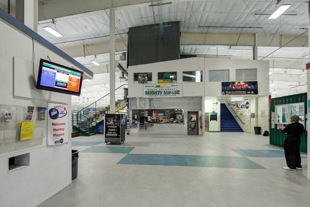 The Blue Line Pub & Cafe | restaurant | 11111 OMalley Centre Dr, Anchorage, AK 99515, USA | 9078684309 OR +1 907-868-4309