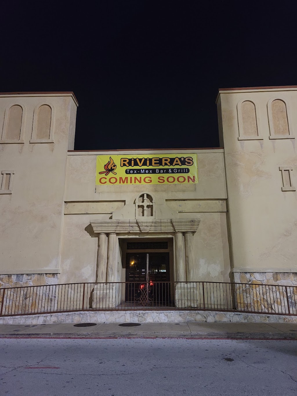 Rivieras Bar & Grill | restaurant | 3644 Irving Mall, Irving, TX 75062, USA | 2146044050 OR +1 214-604-4050