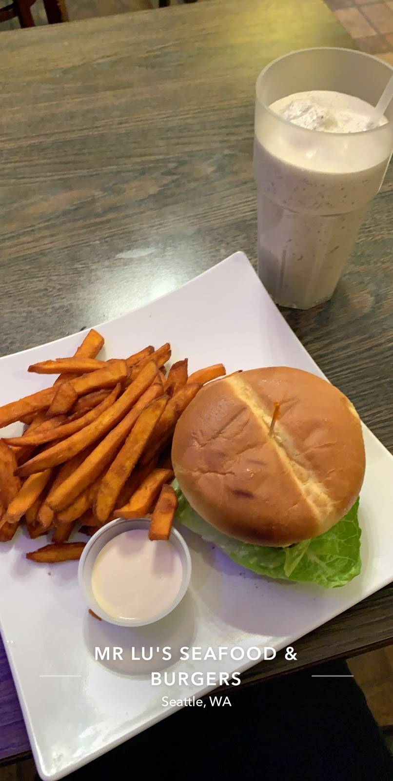 Mr Lus Seafood & Burgers | restaurant | 4752 The Ave, Seattle, WA 98105, USA | 2065250365 OR +1 206-525-0365