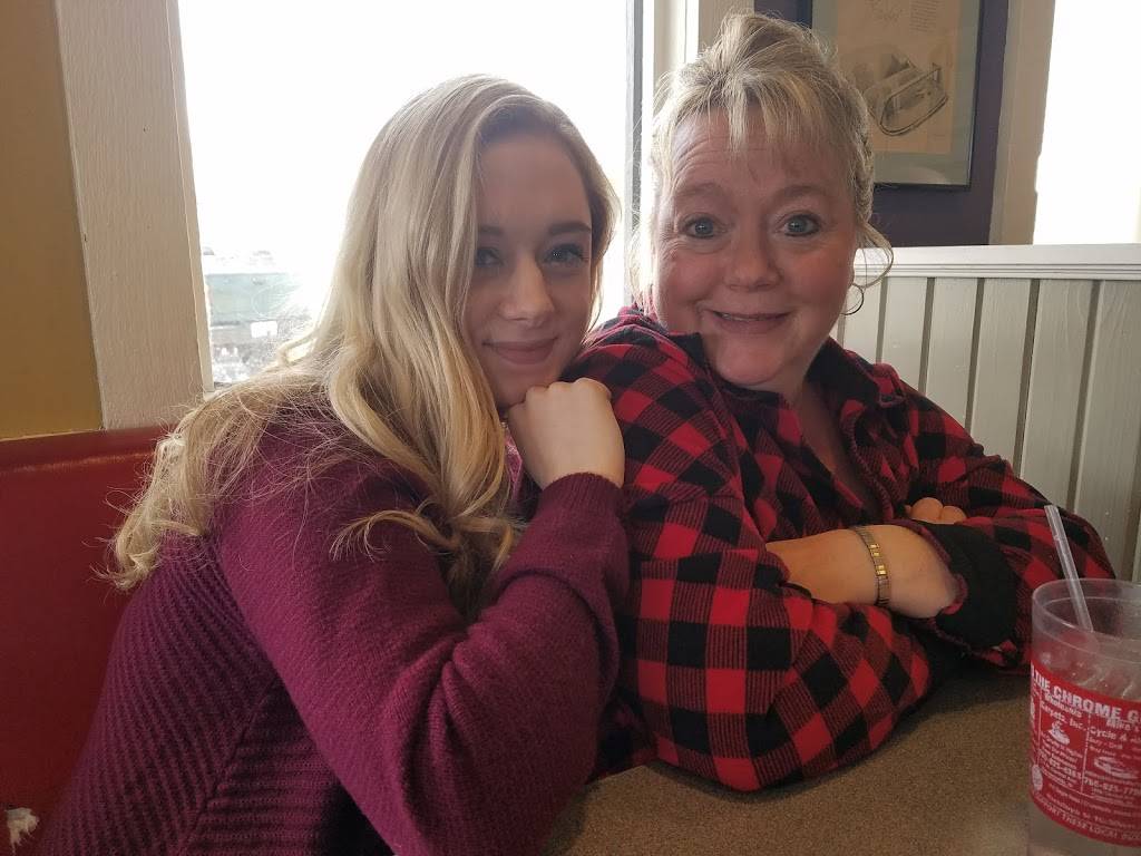 Chrome Grill | restaurant | 428 E 5th St, Connersville, IN 47331, USA | 7658259049 OR +1 765-825-9049