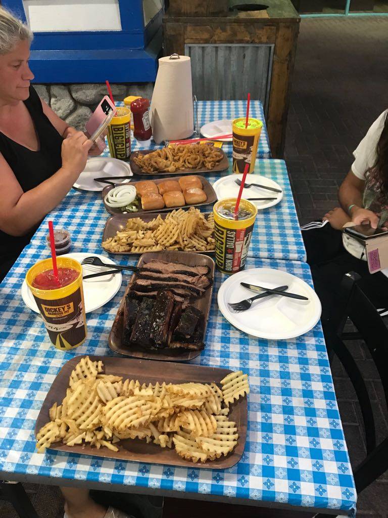 Dickeys Barbecue Pit | restaurant | 407 N Pacific Coast Hwy, Redondo Beach, CA 90277, USA | 4243980042 OR +1 424-398-0042