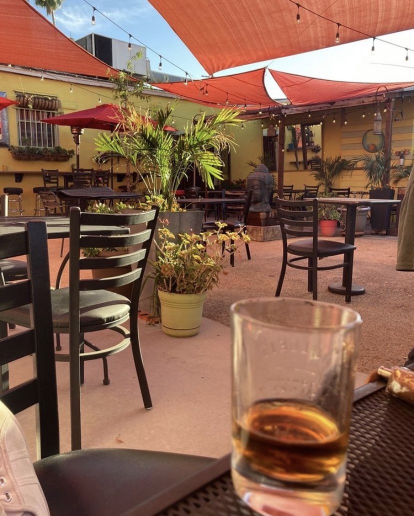 Lolas Lounge | restaurant | 2424 16th St, Sacramento, CA 95818, USA | 9163890429 OR +1 916-389-0429