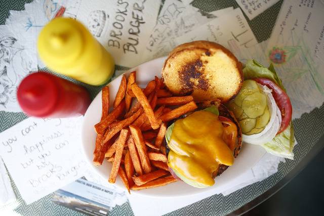 Brooks Gourmet Burgers & Dogs | restaurant | 843 Vanderbilt Beach Rd, Naples, FL 34108, USA | 2396318298 OR +1 239-631-8298