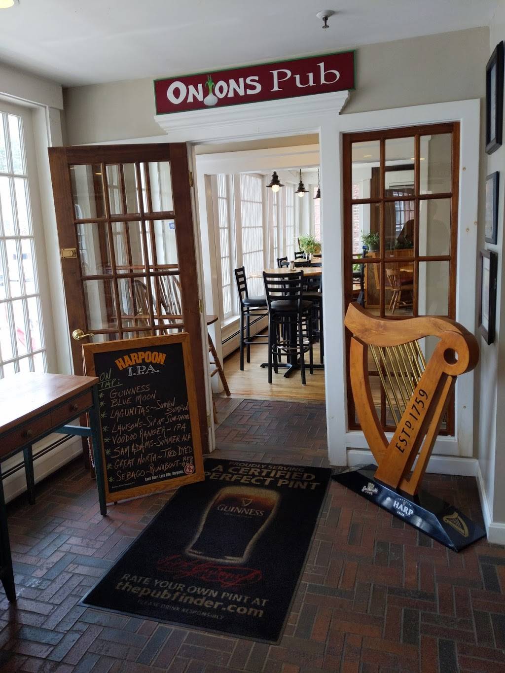 Onions Pub and Restaurant | restaurant | 255 Main St, Tilton, NH 03276, USA | 6032867774 OR +1 603-286-7774