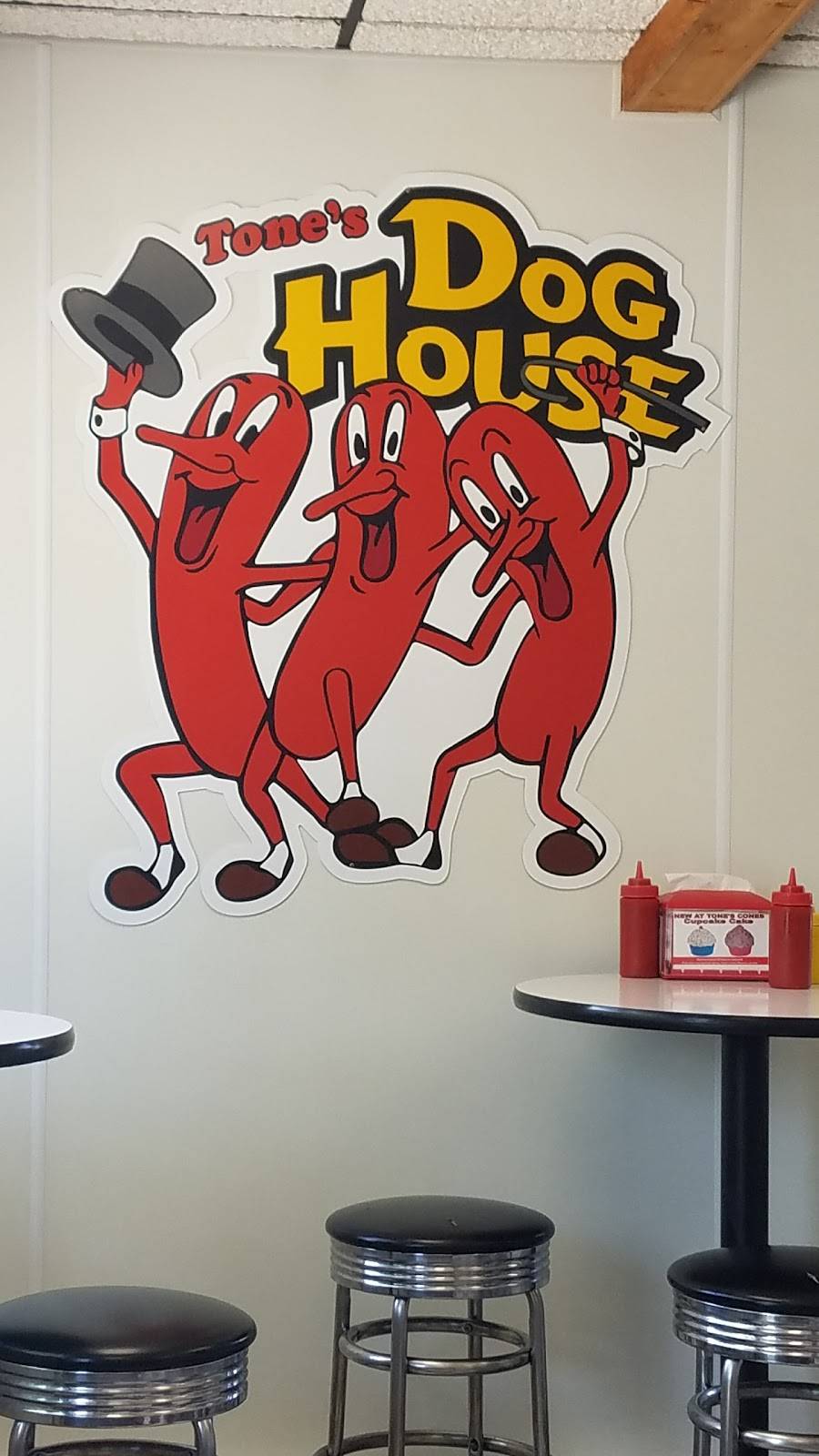 Tones Doghouse | restaurant | 521 W Main St, Ottawa, IL 61350, USA | 8154318000 OR +1 815-431-8000