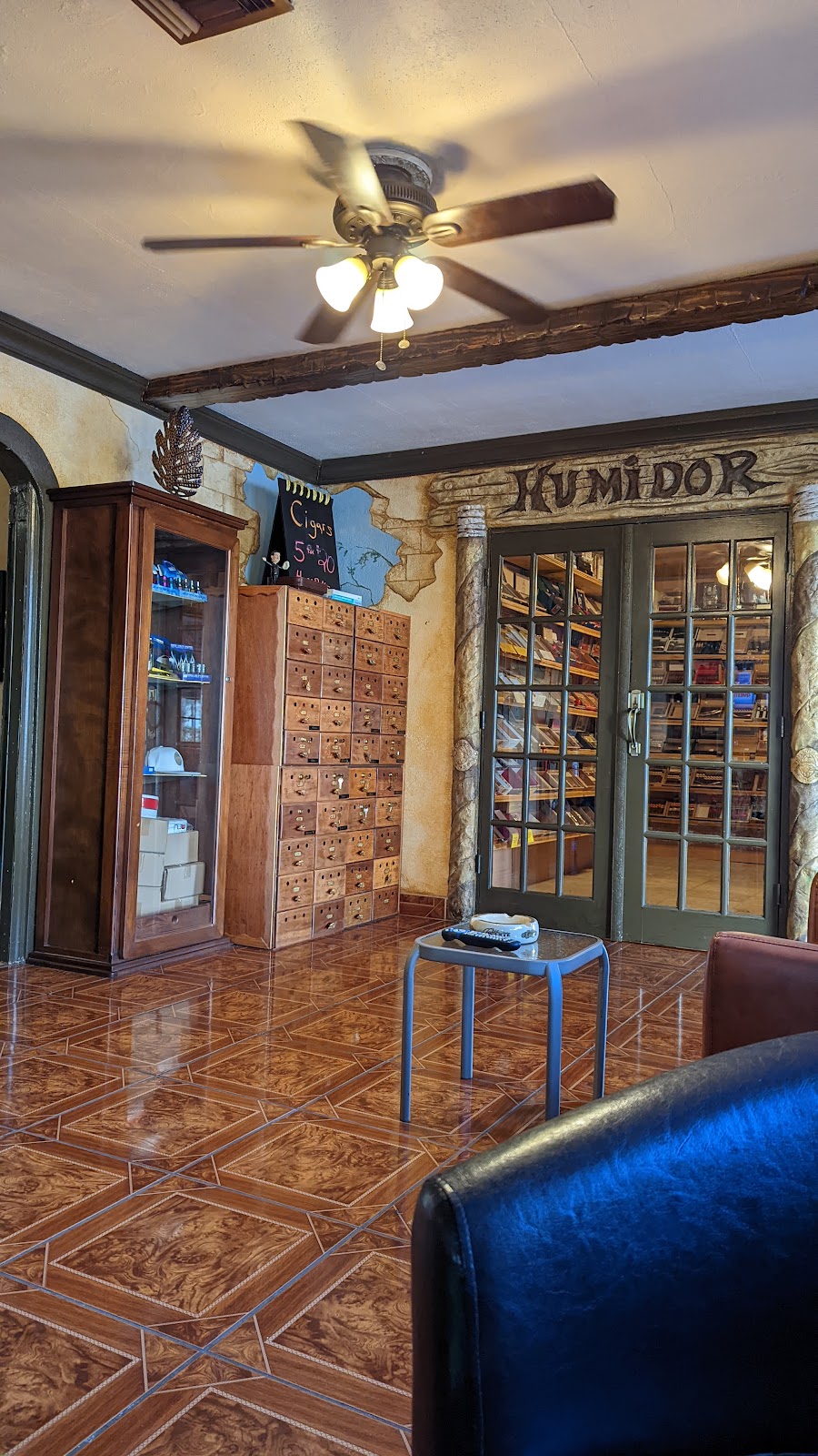 Findy Cigar Company & Hookah Lounge | restaurant | 5223 S MacDill Ave, Tampa, FL 33611, USA | 8138316700 OR +1 813-831-6700