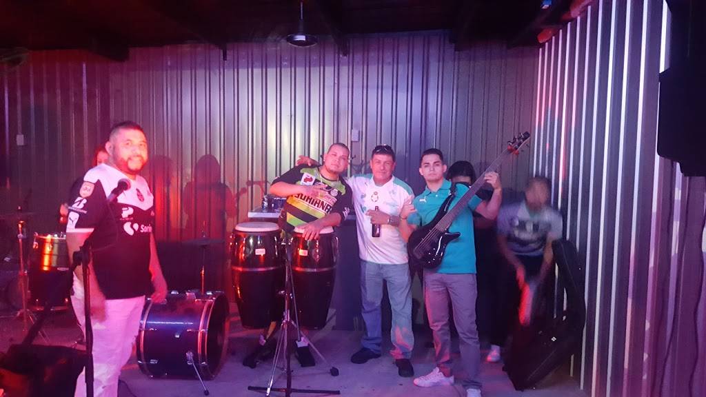 El Patio Ice House | restaurant | 230 Winkler Dr, Houston, TX 77087, USA | 8322658014 OR +1 832-265-8014