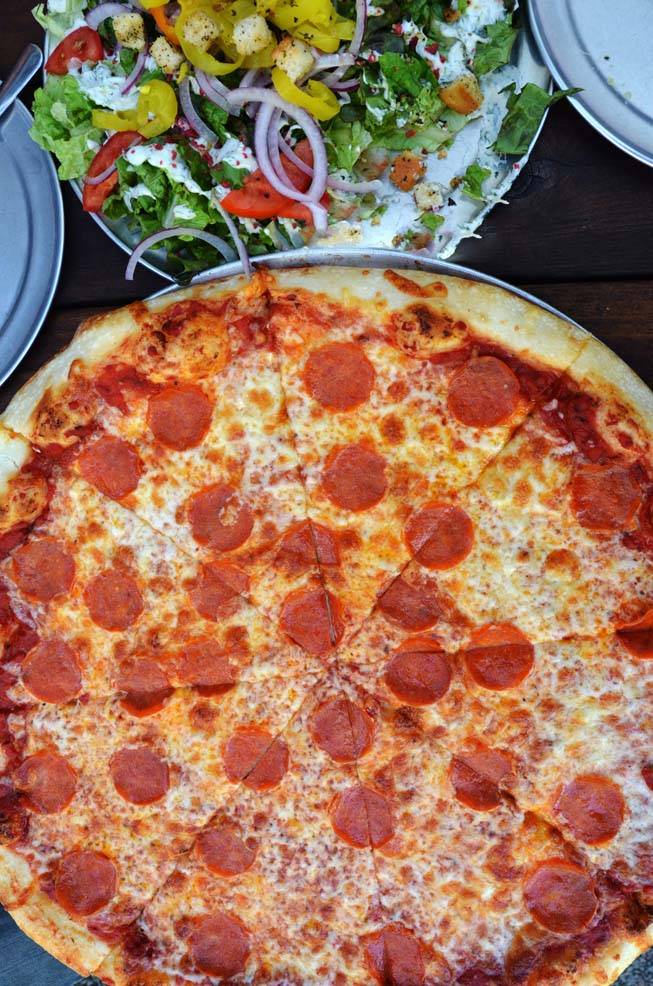 Vinces Pizzeria | restaurant | 2550 Grant Ave, Philadelphia, PA 19114, USA | 2154648998 OR +1 215-464-8998