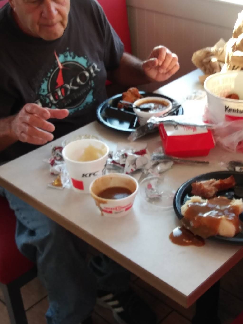 KFC | restaurant | 948 Mason Ave, Daytona Beach, FL 32117, USA | 3862562377 OR +1 386-256-2377