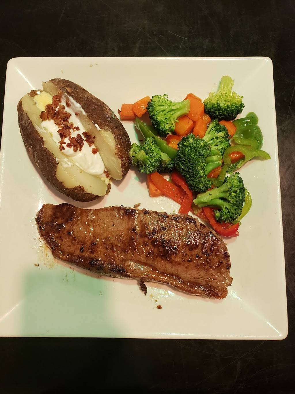 Blue Jays Family Restaurant and Bar | restaurant | 47100 NW Sunset Hwy, Banks, OR 97106, USA | 5033241114 OR +1 503-324-1114