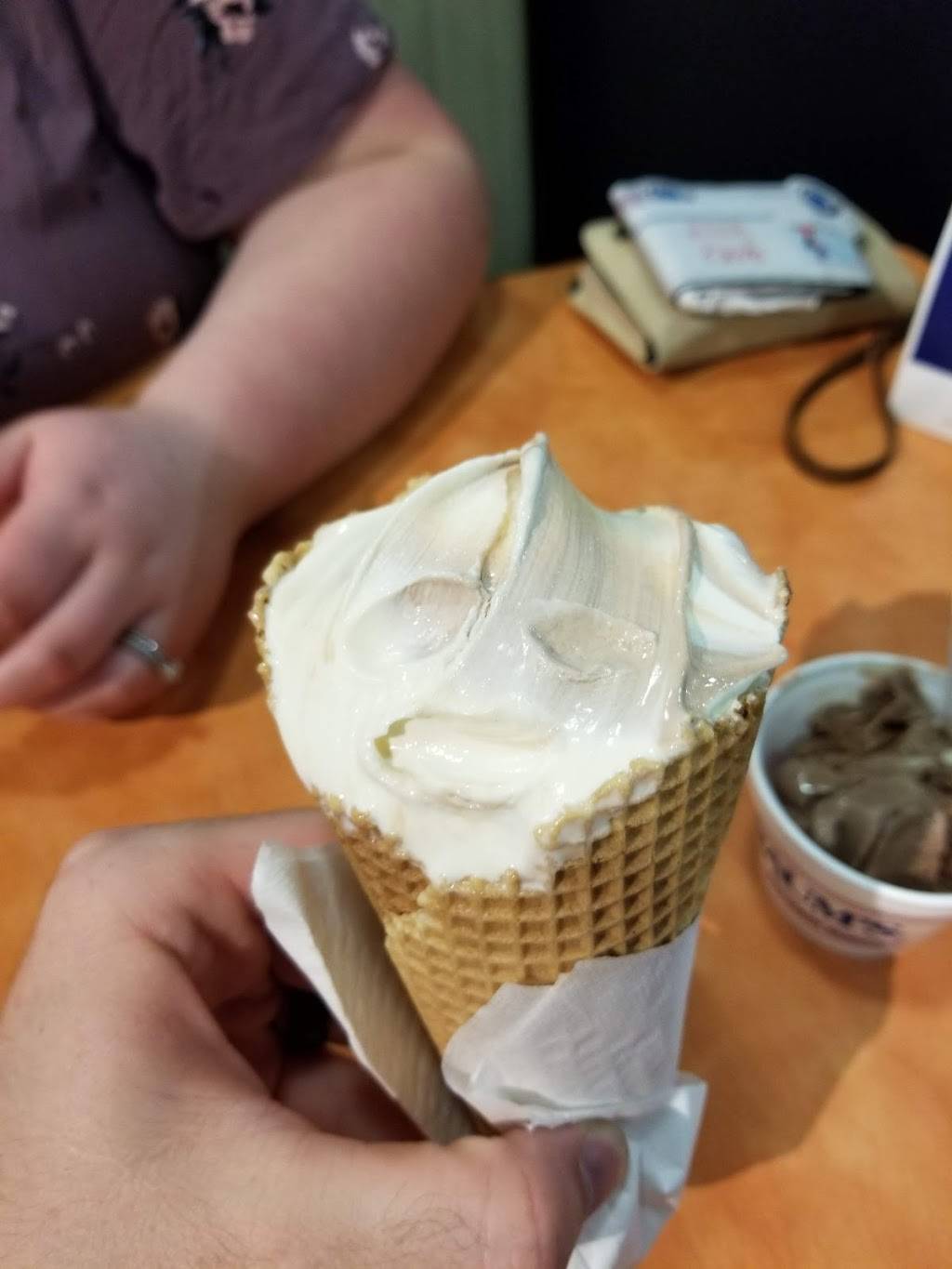 Braums Ice Cream & Burger Restaurant | restaurant | 900 N Lynn Riggs Blvd, Claremore, OK 74017, USA | 9183414723 OR +1 918-341-4723