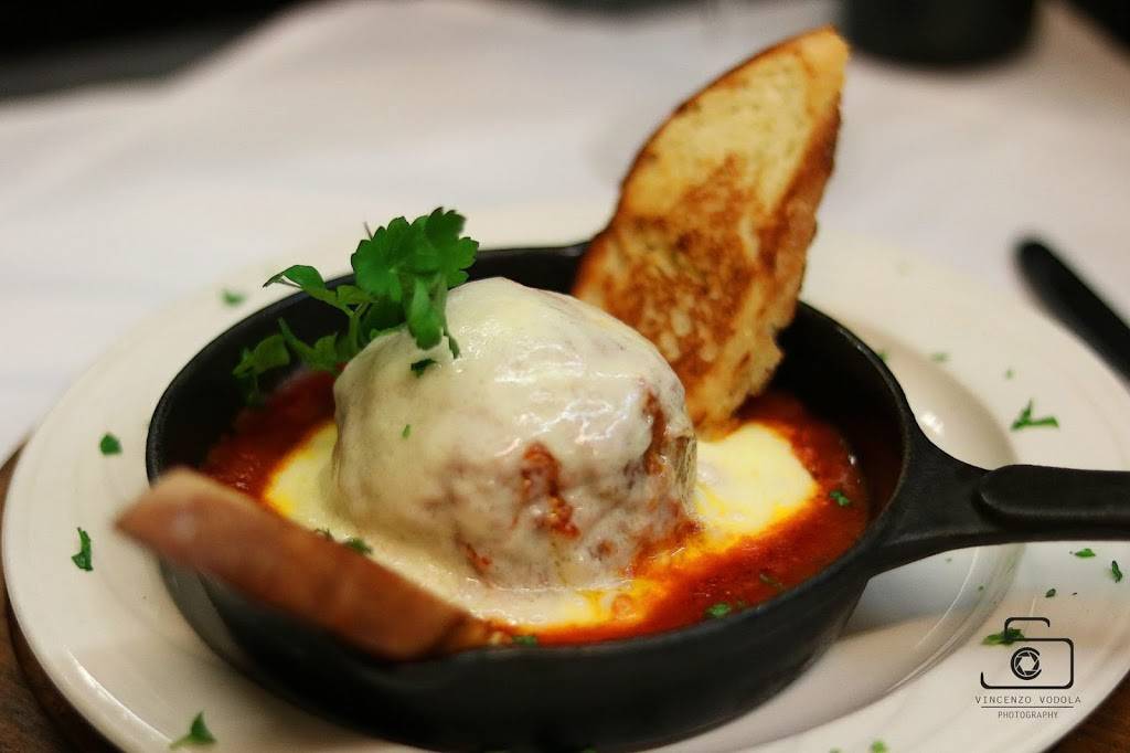 Cast Iron Chef Chop House & Oyster Bar | restaurant | 660 State St, New Haven, CT 06511, USA | 2037454669 OR +1 203-745-4669