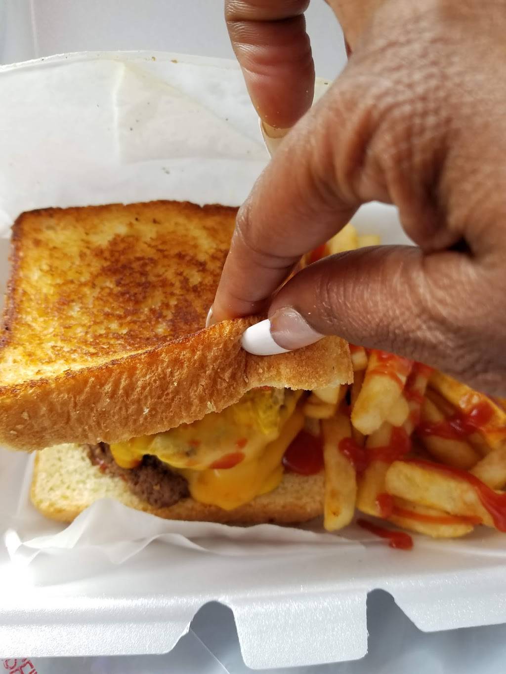 St. Louis FatBurger | restaurant | 2812 N Grand Blvd, St. Louis, MO 63107, USA | 3143713700 OR +1 314-371-3700