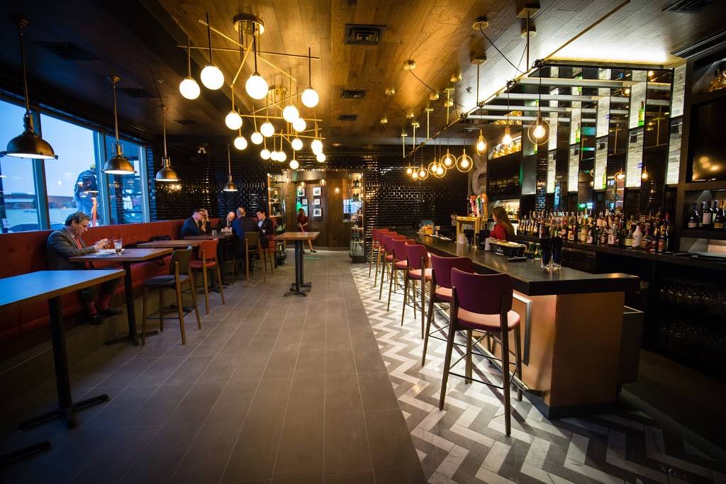 Bâton Rouge Steakhouse & Bar | restaurant | 2005 Winston Park Dr, Oakville, ON L6H 6P5, Canada | 9058292279 OR +1 905-829-2279