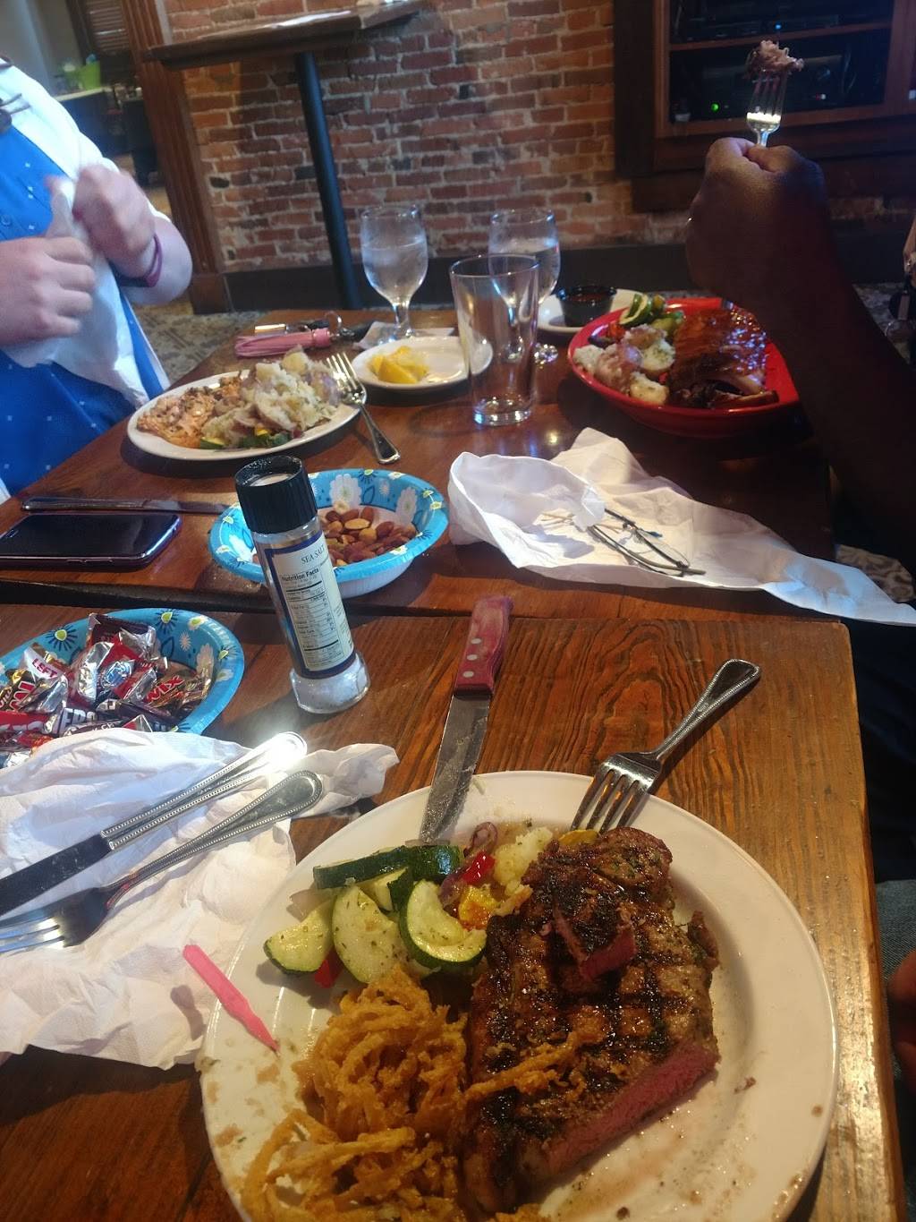 Bullwinkles Top Hat Bistro | restaurant | 19 N Main St, Miamisburg, OH 45342, USA | 9378597677 OR +1 937-859-7677