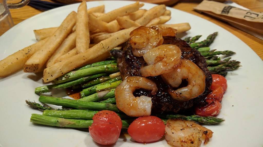 Chilis Grill & Bar | meal takeaway | 12131 Katy Fwy, Houston, TX 77079, USA | 2816797261 OR +1 281-679-7261