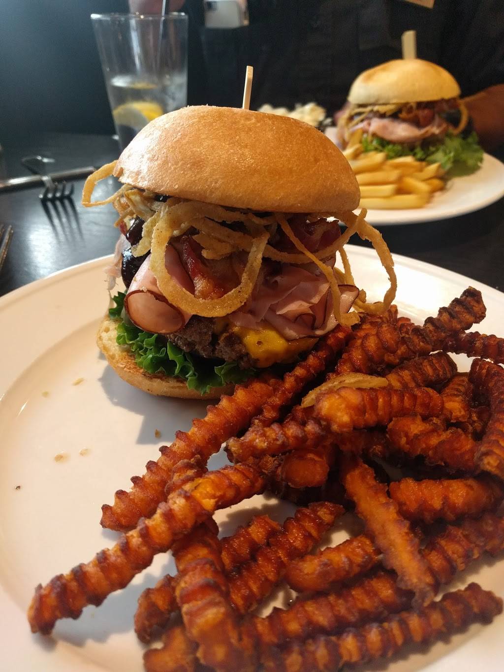 Charlie Browns Fresh Grill | restaurant | 1001 Goethals Rd N, Staten Island, NY 10303, USA | 7184940197 OR +1 718-494-0197