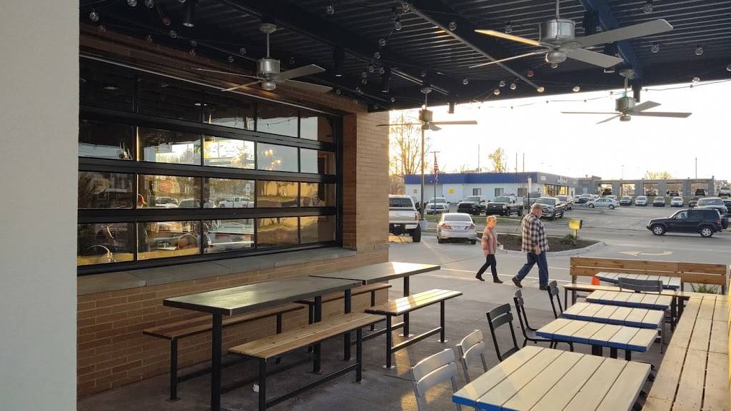 Raising Canes Chicken | meal takeaway | 1599 E North Ave, Belton, MO 64012, USA | 8163487745 OR +1 816-348-7745