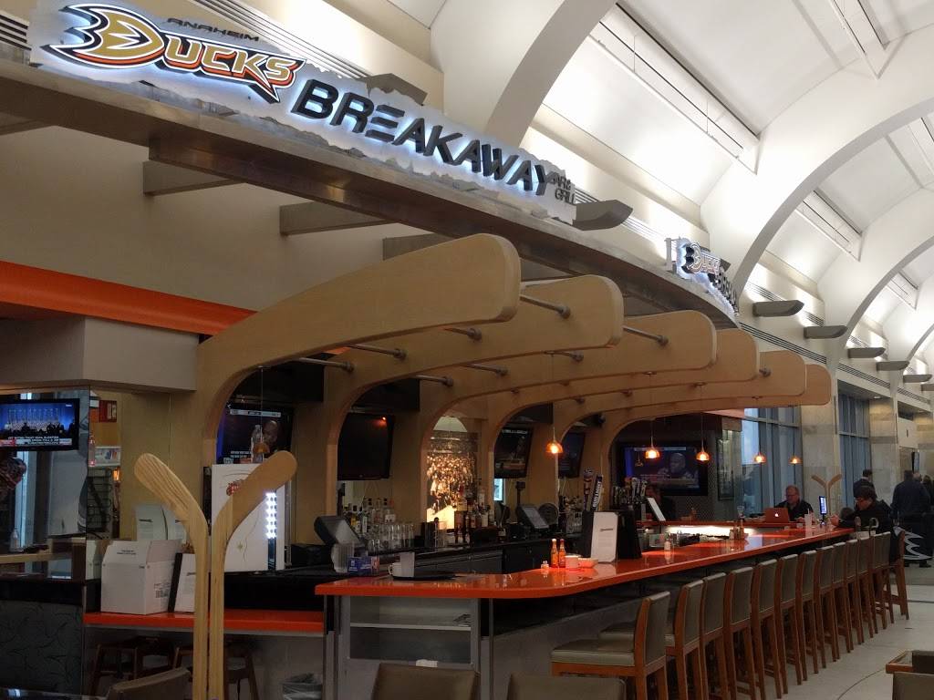 Ducks Breakaway Bar & Grill | restaurant | 18601 Airport Way, Santa Ana, CA 92707, USA | 9492525200 OR +1 949-252-5200