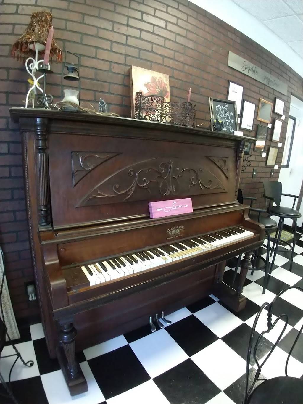 OoeyGooey Cinnamon Rolls and So Much More | restaurant | 29 E Washington St, Nashville, IN 47448, USA | 2392698361 OR +1 239-269-8361