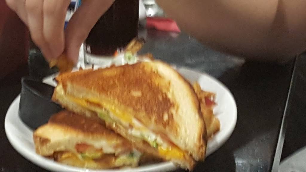 Red Stone Grill | restaurant | 120 Chestnut St, North Attleborough, MA 02760, USA | 5086951942 OR +1 508-695-1942