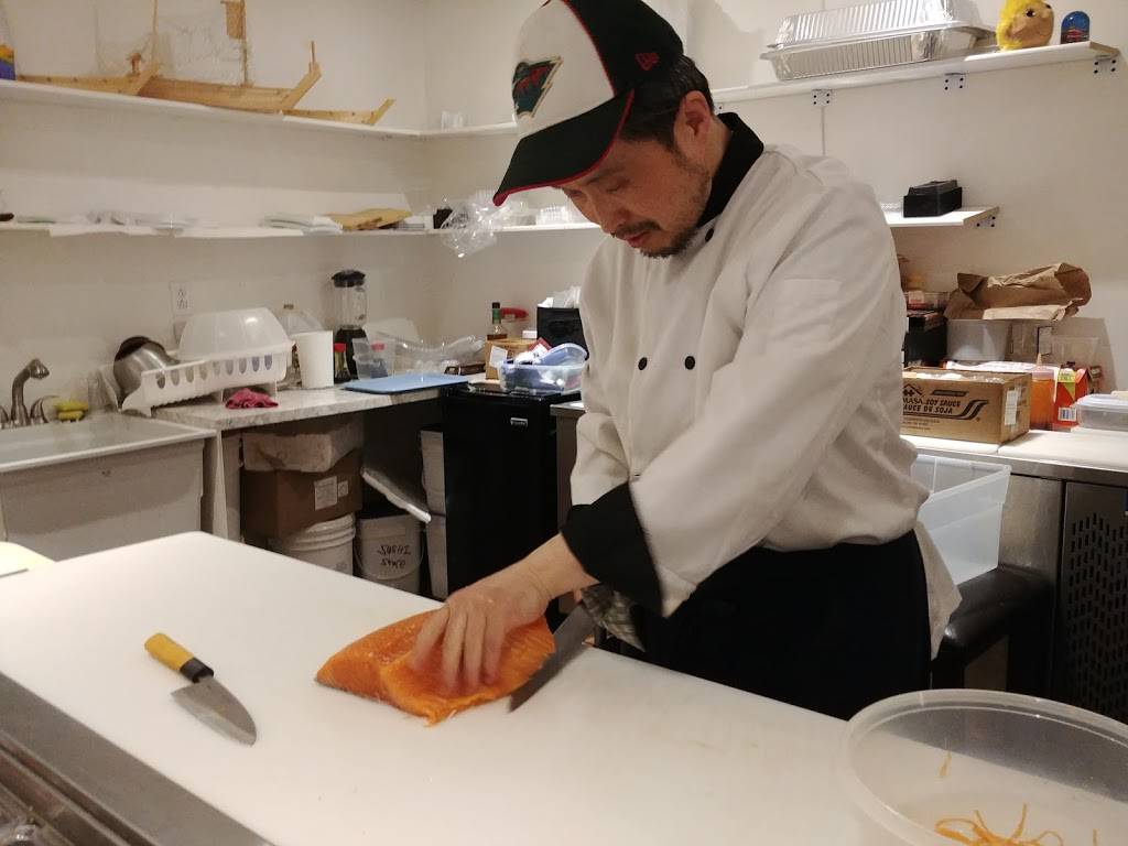 Chanoch Sushi | restaurant | 6947 Av Wilderton, Montréal, QC H3S 2M4, Canada | 5146163879 OR +1 514-616-3879