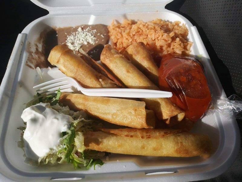 Birria y pupusas las favoritas | restaurant | 377 E Orange Ave, Porterville, CA 93257, USA | 5598457206 OR +1 559-845-7206