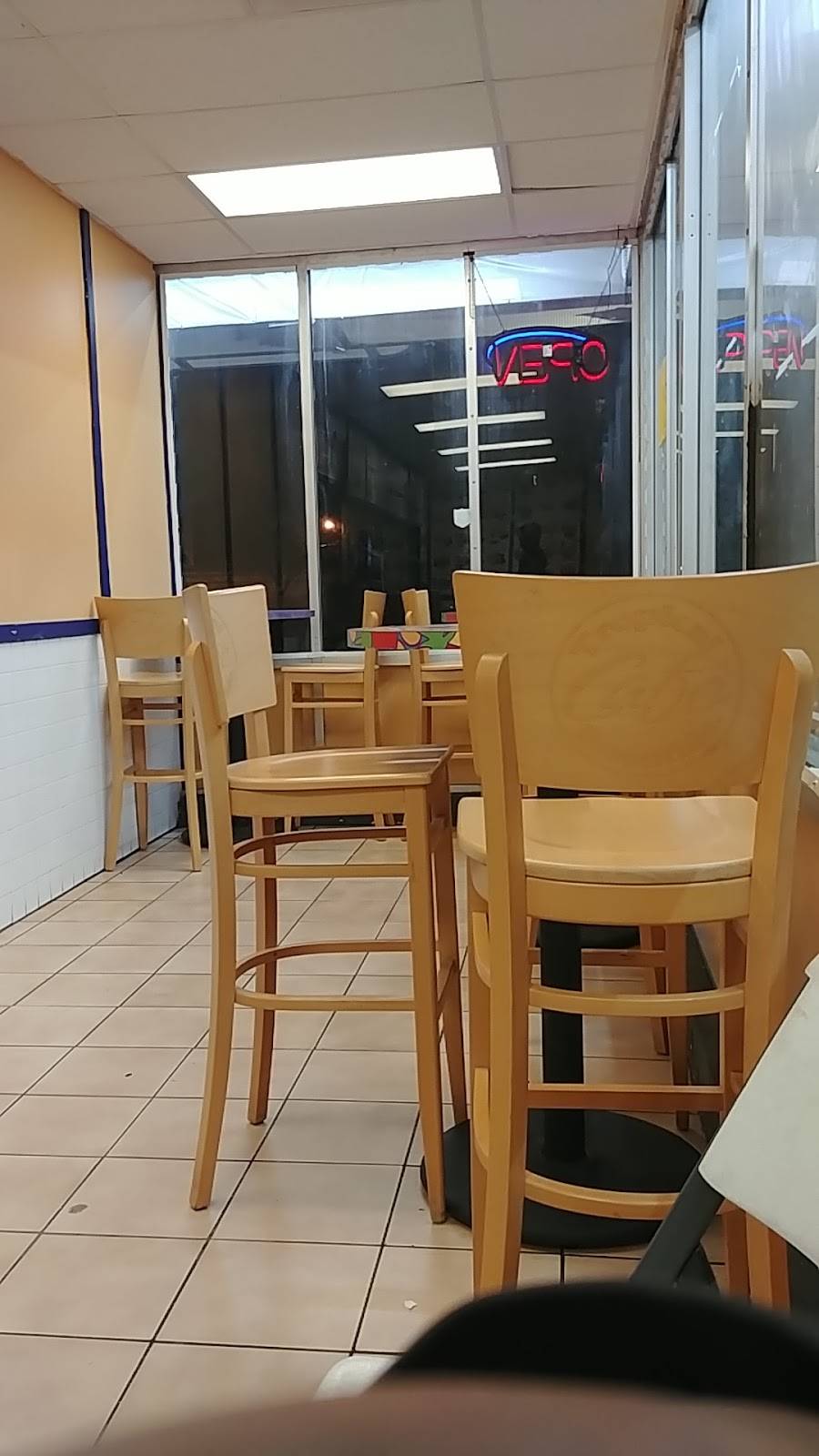 Whales Fish & Chicken | restaurant | 1828 W 79th St, Chicago, IL 60620, USA | 7739629999 OR +1 773-962-9999