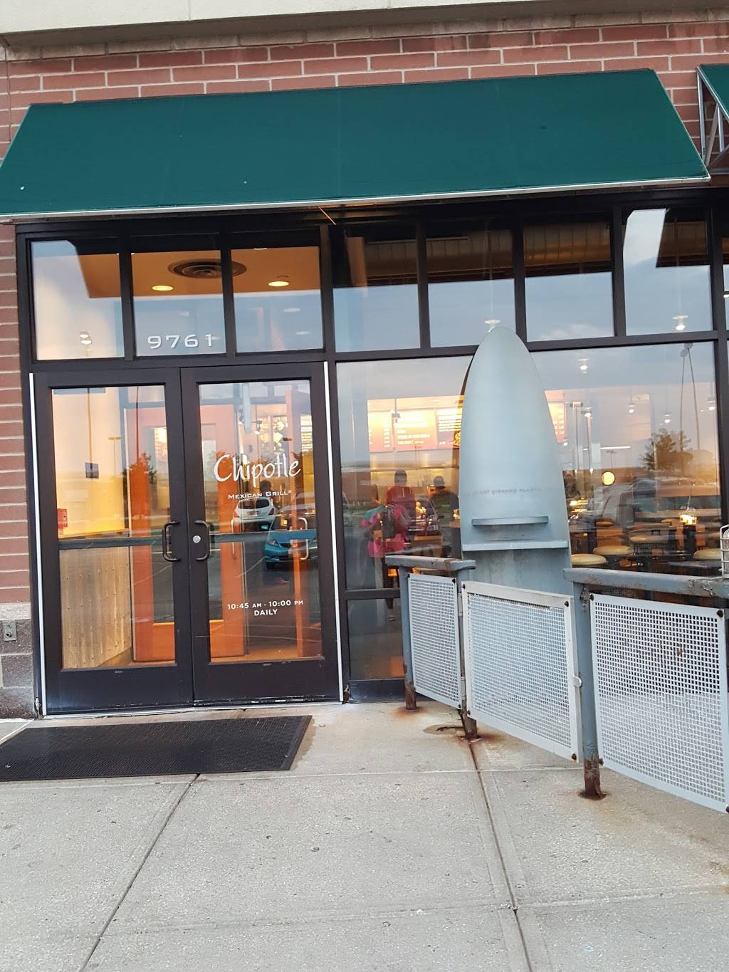 Chipotle Mexican Grill | restaurant | 9761 Vista Way, Garfield Heights, OH 44125, USA | 2166626402 OR +1 216-662-6402