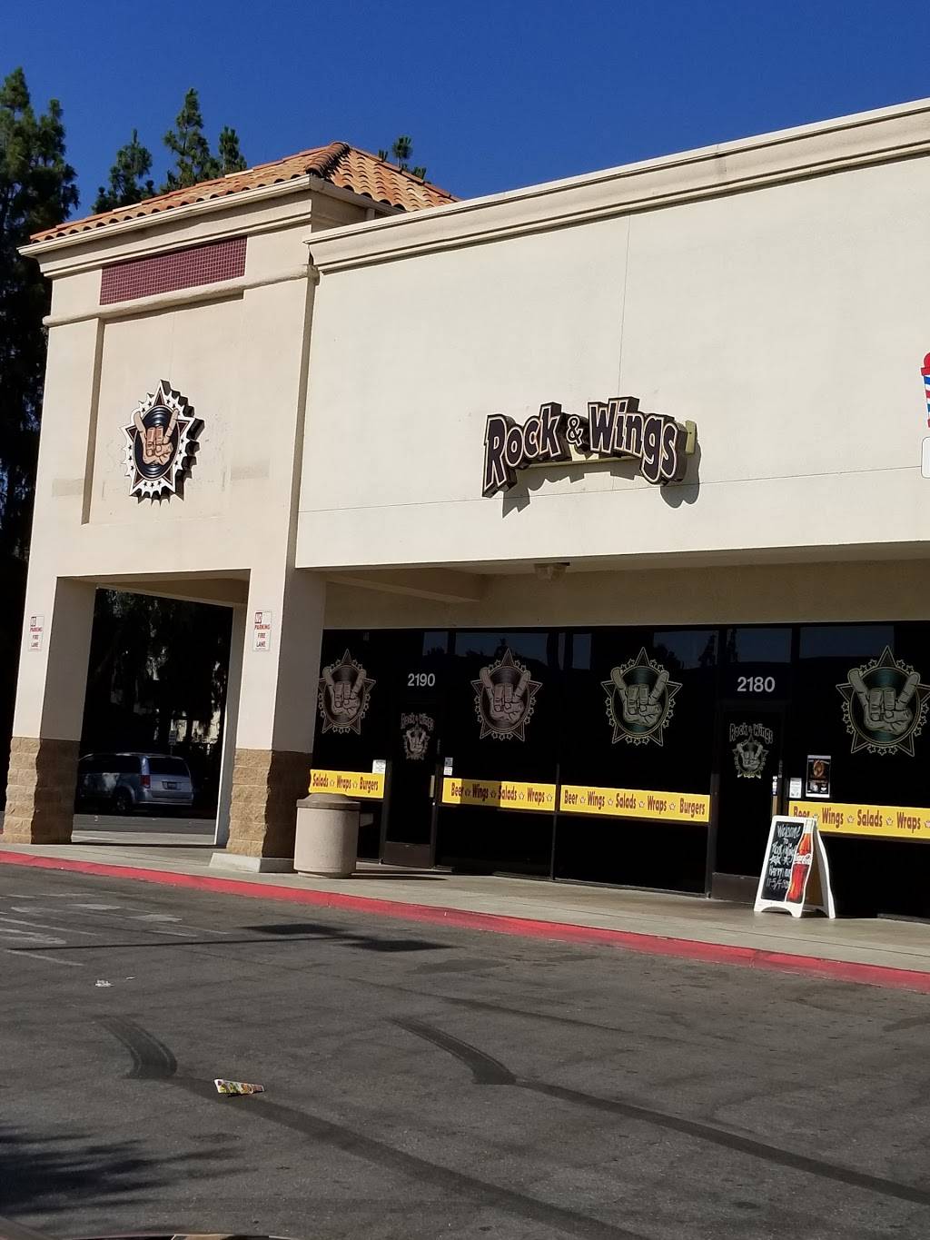 Rock & Wings | restaurant | 2180 White Ln, Bakersfield, CA 93304, USA | 6612825104 OR +1 661-282-5104