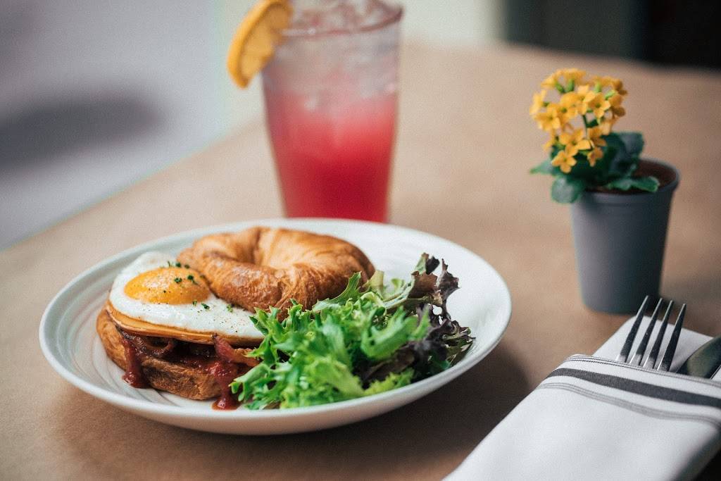 Table 33 | restaurant | 130 W 2nd St, Dayton, OH 45402, USA | 9379993070 OR +1 937-999-3070