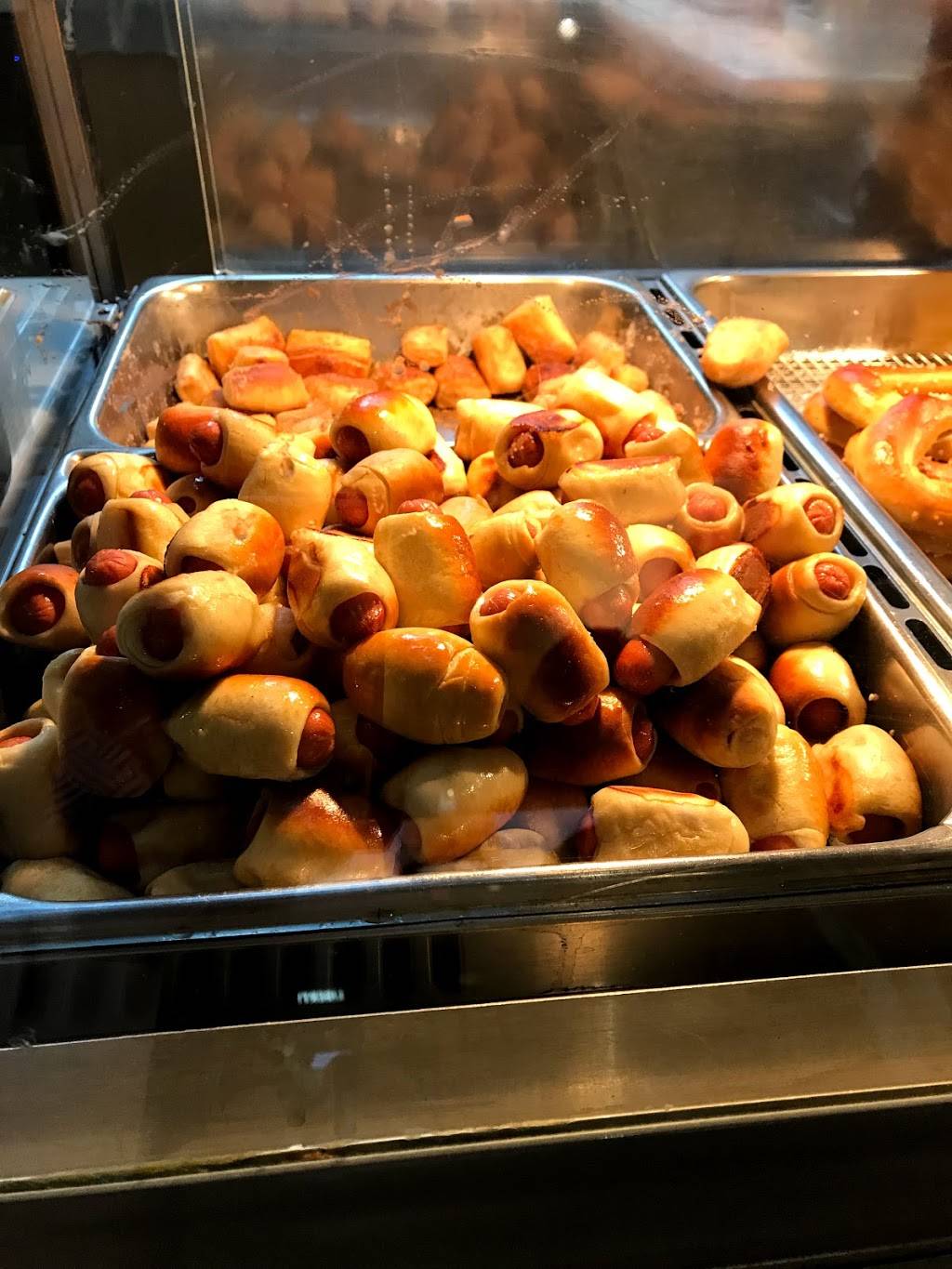 Pretzelmaker | restaurant | 5065 Main St, Trumbull, CT 06611, USA | 2033739908 OR +1 203-373-9908